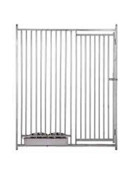 Frente con puerta con comederos